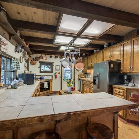 The Davies Family Inn - Adults Only Плейсървил Екстериор снимка